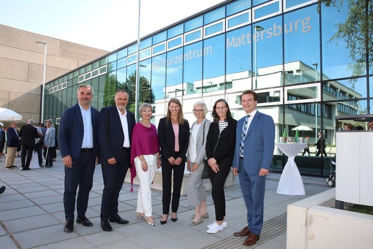 Gruppenfoto vor dem KUZ Mattersburg