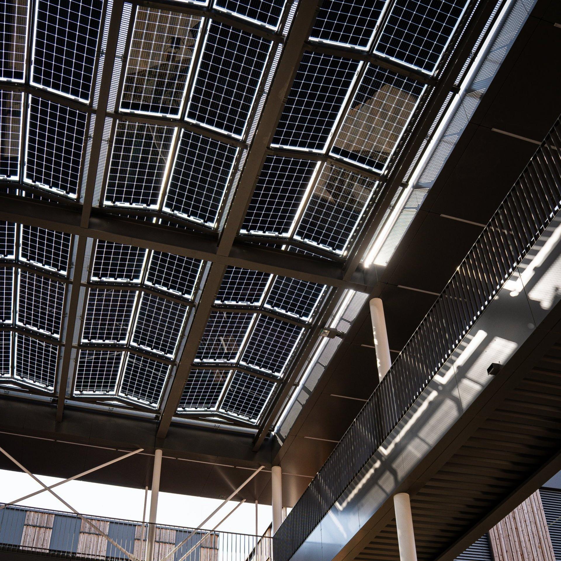 Die PV-Module beschatten den Innenhof des Campus Pinkafeld