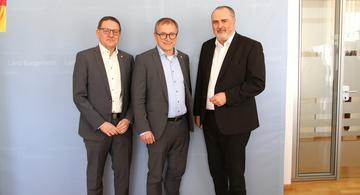 Landeshauptmann Hans Peter Doskozil bedauert den Rückzug von Hans Peter Rucker (mi.), zeigt sich aber erfreut, dass der Top-Manager weiter für die Landesholding Burgenland beratend tätig sein wird. Bis zur Nachbesetzung wird der zweite Geschäftsführer Gerald Goger (li.) die Landesholding allein führen.  © Landesmedienservice Burgenland