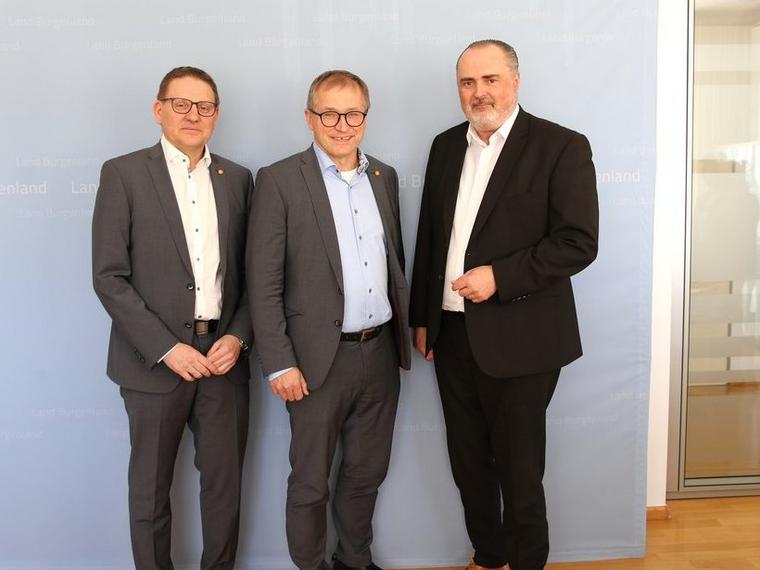 Landeshauptmann Hans Peter Doskozil bedauert den Rückzug von Hans Peter Rucker (mi.), zeigt sich aber erfreut, dass der Top-Manager weiter für die Landesholding Burgenland beratend tätig sein wird. Bis zur Nachbesetzung wird der zweite Geschäftsführer Gerald Goger (li.) die Landesholding allein führen. © Landesmedienservice Burgenland