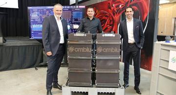 Gruppenfoto vor einem CMBlu Speicher