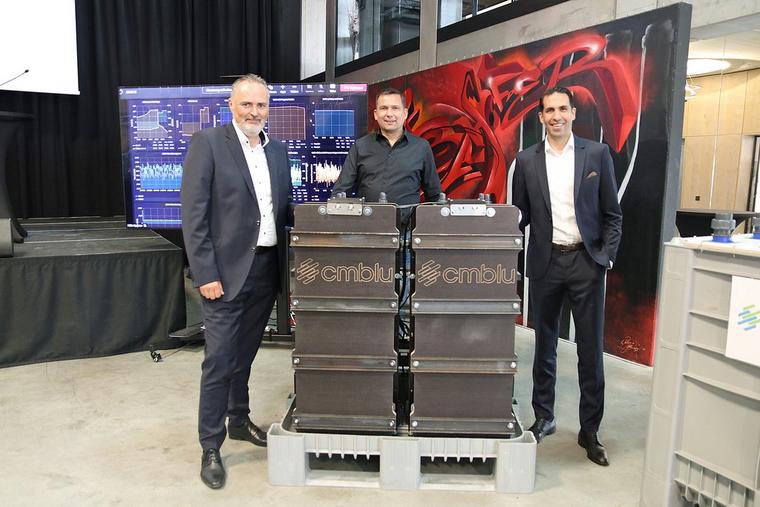 Gruppenfoto vor einem CMBlu Speicher