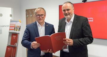 Aufsichtsratsvorsitzender LH Hans Peter Doskozil und Landesholding Burgenland-Geschäftsführer Hans Peter Rucker präsentierten die Eckdaten der Landesholding Burgenland.  © Landesmedienservice Burgenland/Christian Gmasz