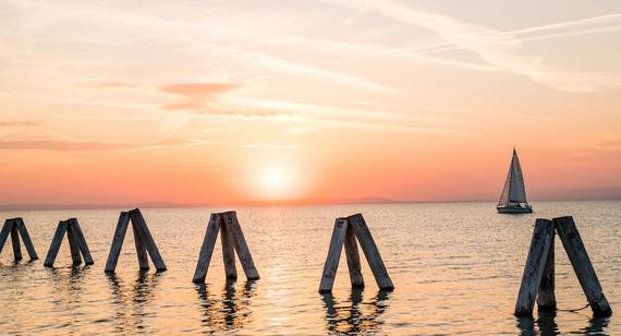 Sonnenuntergang am Neusiedlersee mit einem Segelboot