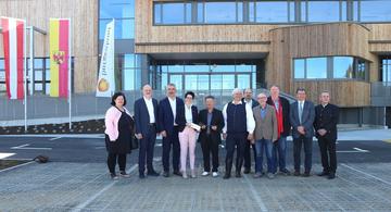 Gruppenfoto von Schlüsselübergabe