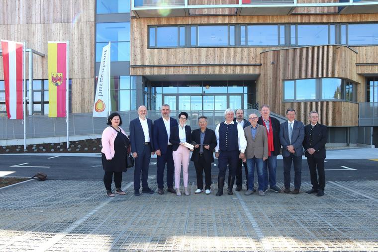 Gruppenfoto von Schlüsselübergabe