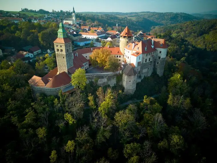 Burg Pernstein in Niederösterreich thront über einem bewaldeten Hügel.