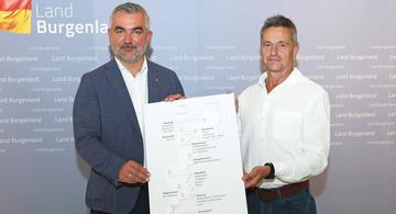 Sportlandesrat Mag. Heinrich Dorner (l.) und GF Sport Burgenland Mag. Anton Beretzki präsentierten die aktuelle Sportstrategie Burgenland. Dieser zukunftsweisende Leitfaden wird die Weiterentwicklung des Sports im Burgenland fördern und nachhaltige Impulse für Vereine, Verbände sowie den Breiten- und Leistungssport setzen. © Landesmedienservice Burgenland