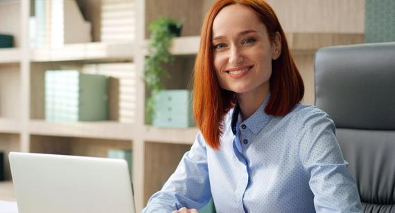 Bild von Frau vor Computer