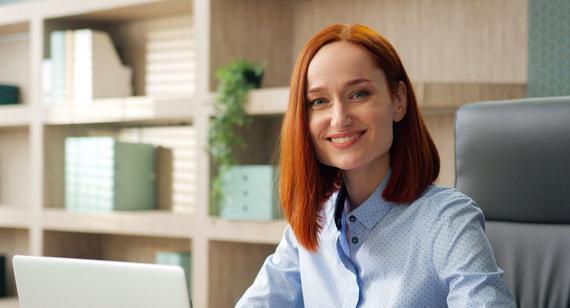 Bild von Frau vor Computer