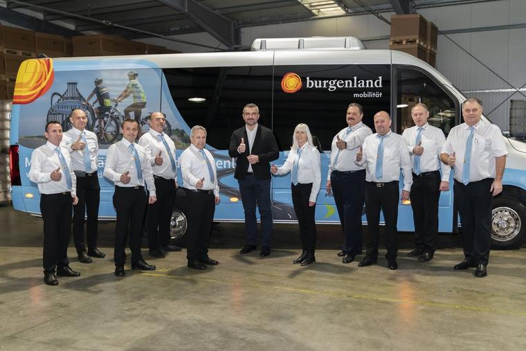 Gruppenfoto vor einem Bus