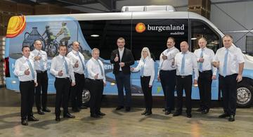 Gruppenfoto vor einem Bus